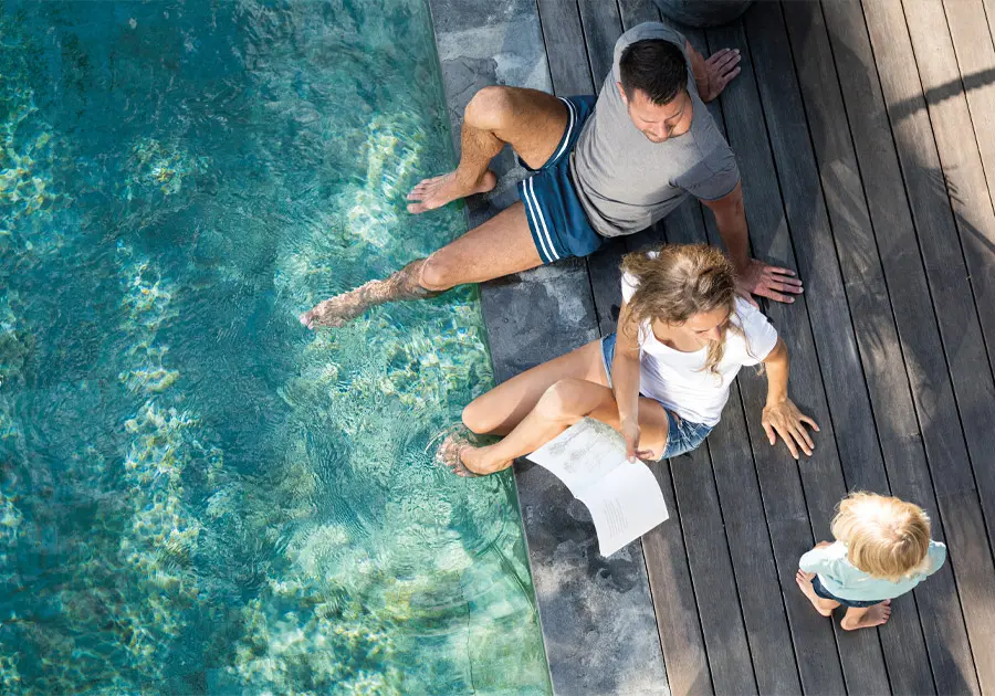 Familie entspannt am Gartenpool