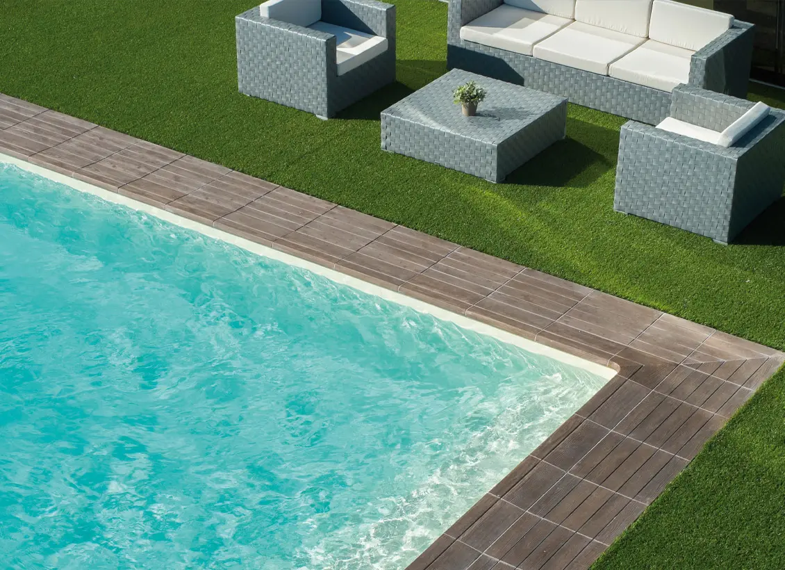 Swimmingpool in mit Ausstattung